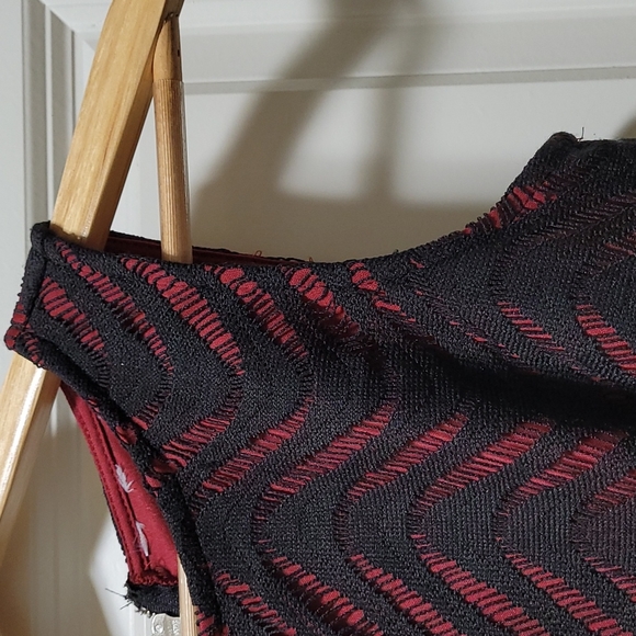 Burgundy dress with black design on the top art of the dress. Size Small - Picture 4 of 9